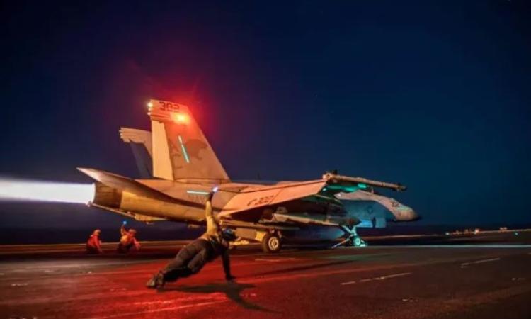 الحوثيون: إصابة 8 أشخاص في قصف للطيران الأمريكي على صنعاء الحوثيون: إصابة 8 أشخاص في قصف للطيران الأمريكي على صنعاء