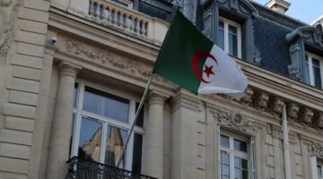 الخارجية الجزائرية تعلن احتجاجها على احتجاز أحد دبلوماسييها في فرنسا