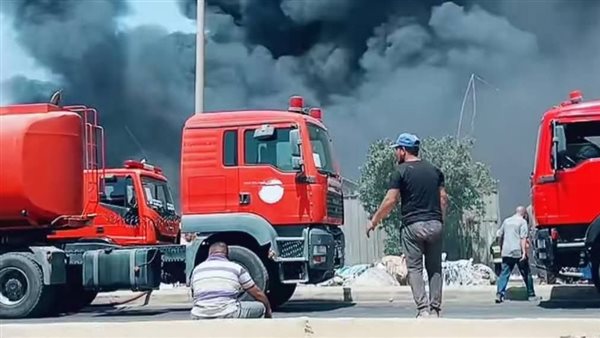 الدفع بـ15 سيارة إطفاء للسيطرة على حريق مصنع ألعاب أطفال بأكتوبر.. صور الدفع بـ15 سيارة إطفاء للسيطرة على حريق مصنع ألعاب أطفال بأكتوبر.. صور