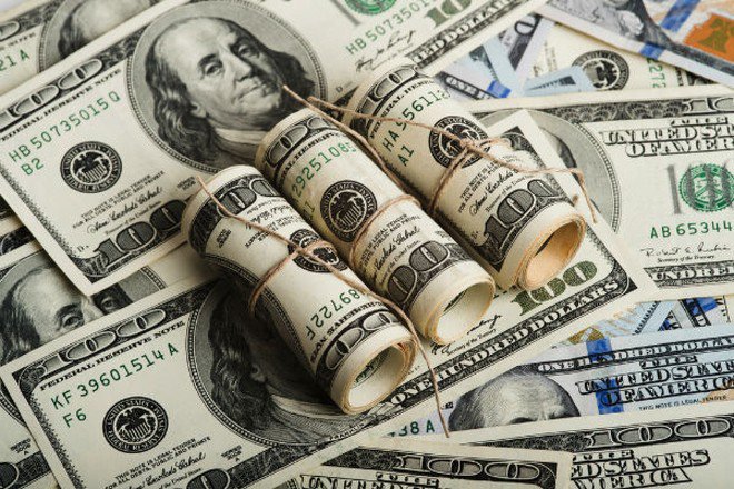 تراجع الدولار في ظل تصنيف ائتماني سلبي وقلق من زيادة العجز الأمريكي تراجع الدولار في ظل تصنيف ائتماني سلبي وقلق من زيادة العجز الأمريكي