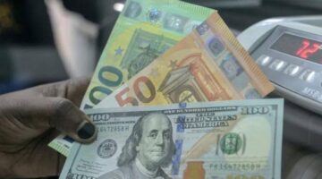 الدولار يبلغ أدنى مستوياته مقابل اليورو منذ أكثر من 3 سنوات
