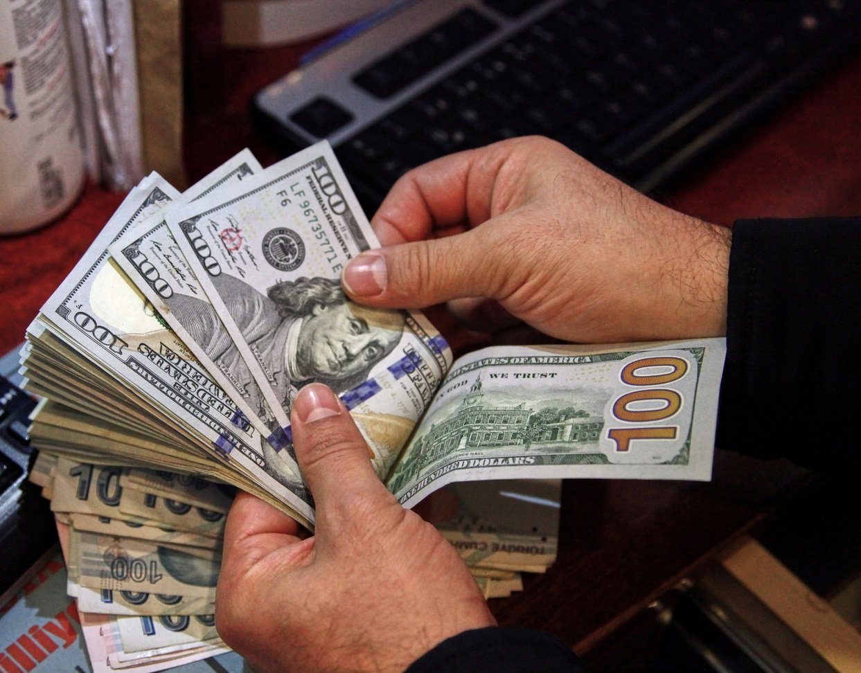 الدولار يتجه لأدنى مستوى له في ستة أشهر الدولار يتجه لأدنى مستوى له في ستة أشهر