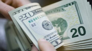 الدولار ينخفض لأدنى مستوى في 10 سنوات أمام الفرنك السويسري
