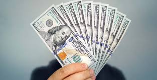 الدولار يهبط لأقل سعر في 6 أشهر ويفقد بريقه كملاذ آمن