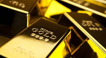 الذهب يرتفع إلى أكثر من 3200 دولار بسبب تراجع الدولار وخفض التصنيف الائتماني للولايات المتحدة