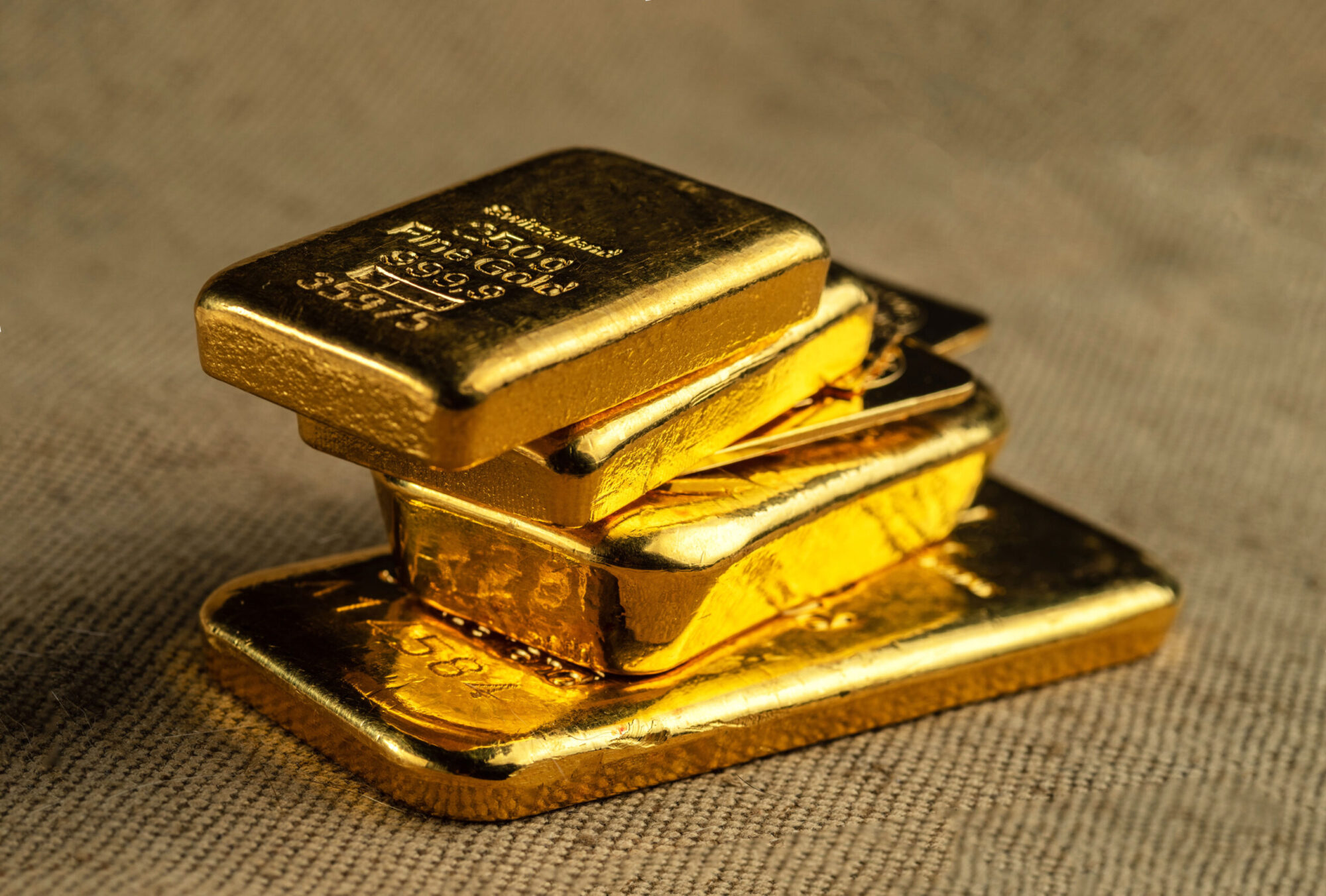 الذهب يحلق إلى مستويات تاريخية وسط تصاعد المخاوف الاقتصادية وتراجع الدولار