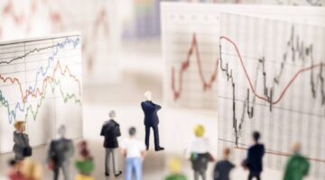 الذهب يحوم قرب قمة تاريخية والدولار ينزف بعد تصريحات حذرة لرئيس الفيدرالي