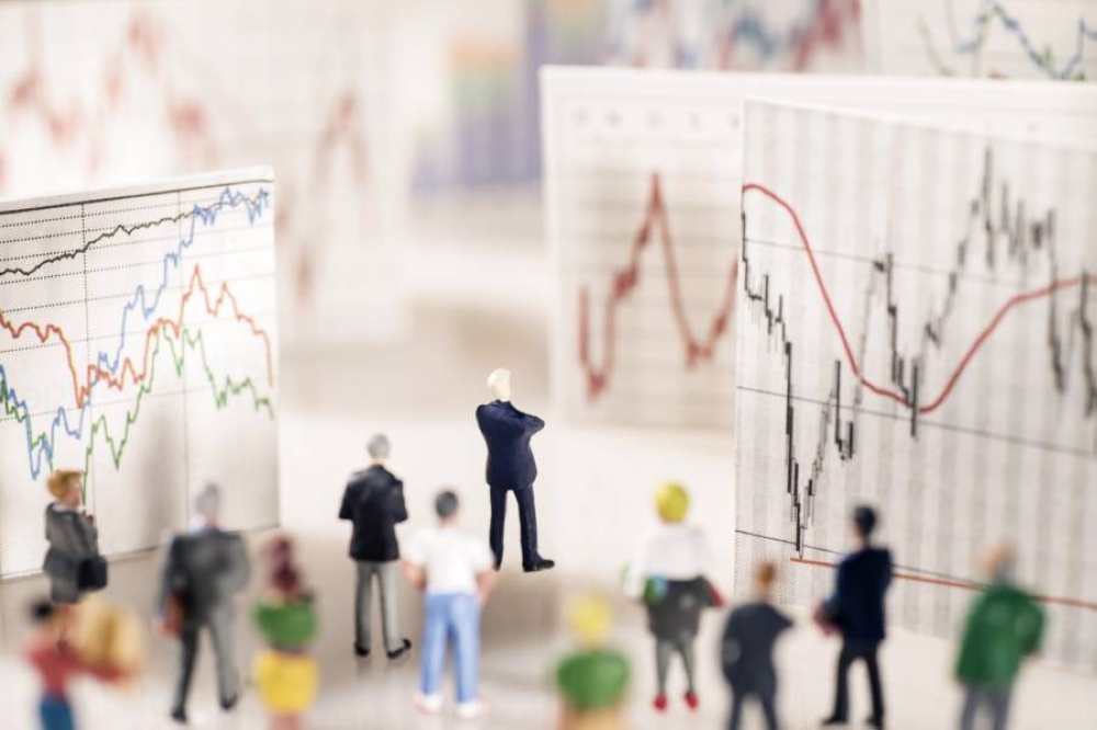 الذهب يحوم قرب قمة تاريخية والدولار ينزف بعد تصريحات حذرة لرئيس الفيدرالي