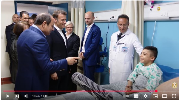الرئيس السيسي لطفل فلسطيني يتلقى العلاج في مستشفى العريش: لا تنسانا بدعاء| فيديو الرئيس السيسي لطفل فلسطيني يتلقى العلاج في مستشفى العريش: لا تنسانا بدعاء| فيديو