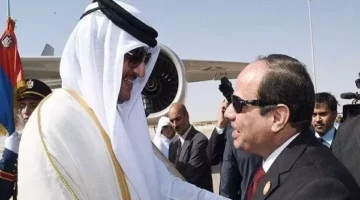 الرئيس السيسي يصل إلى الدوحة.. وأمير قطر في مقدمة مستقبليه بالمطار