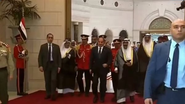الرئيس السيسي يصل قصر بيان الأميري بالكويت (شاهد) الرئيس السيسي يصل قصر بيان الأميري بالكويت (شاهد)