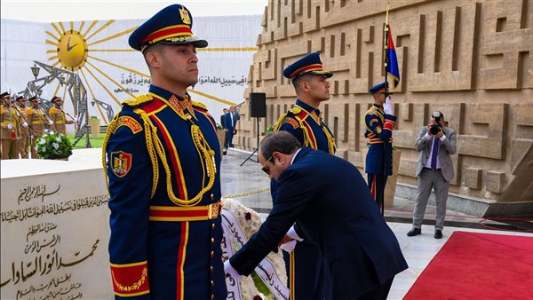 الرئيس السيسي يضع إكليلًا من الزهور على النصب التذكاري الرئيس السيسي يضع إكليلًا من الزهور على النصب التذكاري