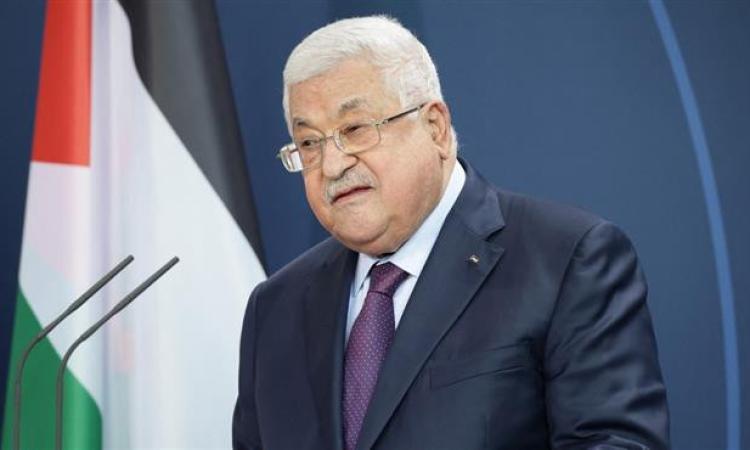 الرئيس الفلسطيني يهدي مكتبة الإسكندرية مجموعة من مؤلفاته الرئيس الفلسطيني يهدي مكتبة الإسكندرية مجموعة من مؤلفاته