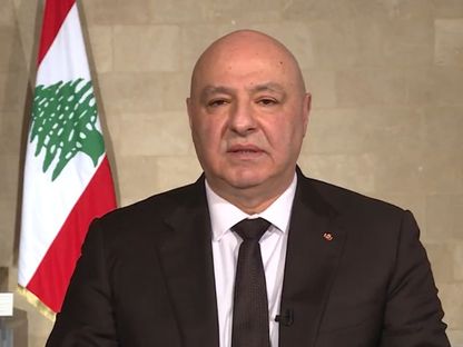 الرئيس اللبناني: أي سلاح خارج إطار الدولة يعرّض مصلحة لبنان إلى الخطر.. آن الأوان لنقول جميعا لا يحمي البلاد إلا دولته وجيشه وقواه الأمنية الرسمية الرئيس اللبناني: أي سلاح خارج إطار الدولة يعرّض مصلحة لبنان إلى الخطر.. آن الأوان لنقول جميعا لا يحمي البلاد إلا دولته وجيشه وقواه الأمنية الرسمية
