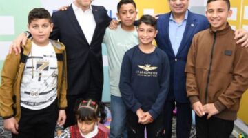 الرئيسان السيسي وماكرون يداعبان أطفالا فلسطينيين أثناء مباراة بلايستيشن بين طفلين بمنتخبي مصر وفرنسا