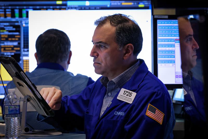مؤشر داو جونز يرتفع بمقدار 1100 نقطة وزيادة ستاندرد آند بورز بنسبة 3.3% بعد التوصل إلى اتفاق بين الولايات المتحدة والصين. مؤشر داو جونز يرتفع بمقدار 1100 نقطة وزيادة ستاندرد آند بورز بنسبة 3.3% بعد التوصل إلى اتفاق بين الولايات المتحدة والصين.
