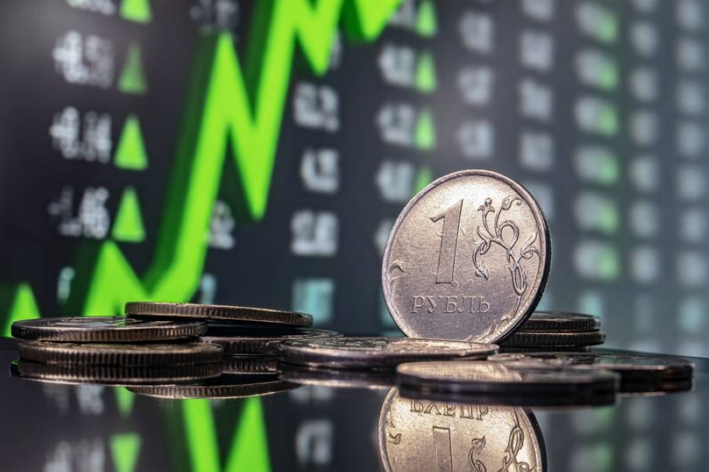 الروبل الروسي قرب أعلى مستوى أمام الدولار منذ يونيو 2024
