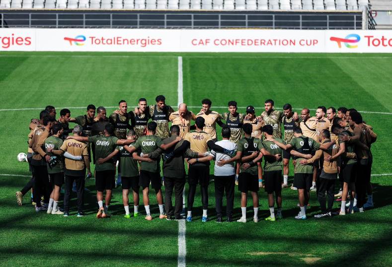 الزمالك يخوض مرانه الختامي بملعب فندق الإقامة ببرج العرب استعداداً لحرس الحدود الزمالك يخوض مرانه الختامي بملعب فندق الإقامة ببرج العرب استعداداً لحرس الحدود