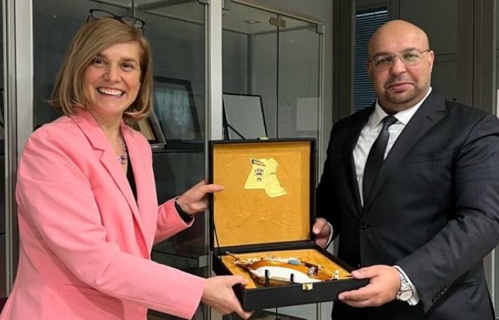 السفير الفصام يقدم إلى ماريانا ماريجك هدية تذكارية السفير الفصام يقدم إلى ماريانا ماريجك هدية تذكارية
