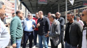 السكرتير المساعد لمحافظة الجيزة يتابع انتظام العمل بمواقف السرفيس والتزام السائقين بالتعريفة الجديدة