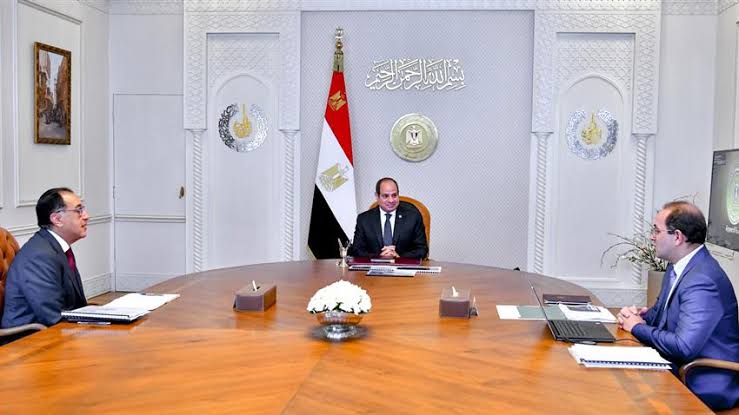 السيسي يبحث مع الحكومة تقليل زمن الإفراج الجمركي من 8 إلى 6 أيام السيسي يبحث مع الحكومة تقليل زمن الإفراج الجمركي من 8 إلى 6 أيام