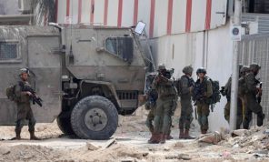 الضفة.. الجيش الإسرائيلي يقتحم مخيم بلاطة ويخلي عائلات فلسطينية