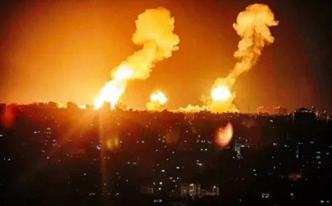 الطيران الأمريكي يشن غارات جديدة على العاصمة صنعاء وحصيلة الغارات على اليمن ترتفع لـ14 غارة منذ الصباح الطيران الأمريكي يشن غارات جديدة على العاصمة صنعاء وحصيلة الغارات على اليمن ترتفع لـ14 غارة منذ الصباح