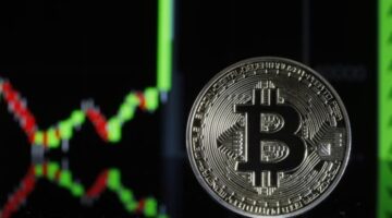 العملات المشفرة تتراجع وبتكوين تنخفض 4%