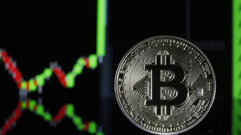 العملات المشفرة تتراجع وبتكوين تنخفض 4% العملات المشفرة تتراجع وبتكوين تنخفض 4%