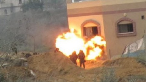 القسام تعلن تفجير منزل مفخخ في قوة إسرائيلية برفح جنوبي غزة وإيقاع أفرادها بين قتيل وجريح القسام تعلن تفجير منزل مفخخ في قوة إسرائيلية برفح جنوبي غزة وإيقاع أفرادها بين قتيل وجريح