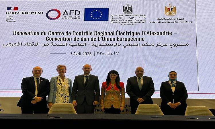 الكهرباء توقع4 اتفاقيات مع الجانب الفرنسي بمجالات الكهرباء والطاقة المتجددة الكهرباء توقع4 اتفاقيات مع الجانب الفرنسي بمجالات الكهرباء والطاقة المتجددة