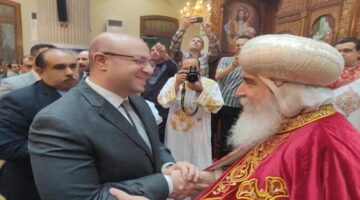 المحافظ يحضر قداس عيد القيامة ويقدم التهاني للأنبا غبريال والقيادات الكنسية