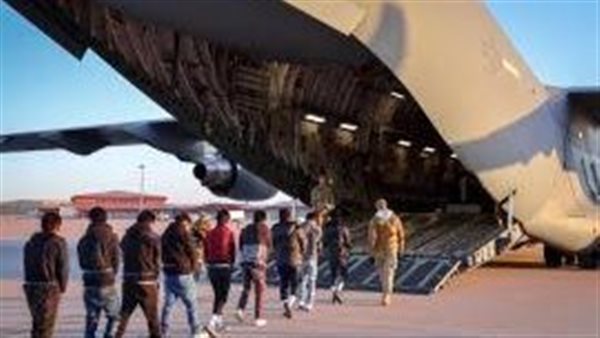 المحكمة العليا الأمريكية تسمح لترامب بمواصلة عمليات الترحيل.. تفاصيل المحكمة العليا الأمريكية تسمح لترامب بمواصلة عمليات الترحيل.. تفاصيل