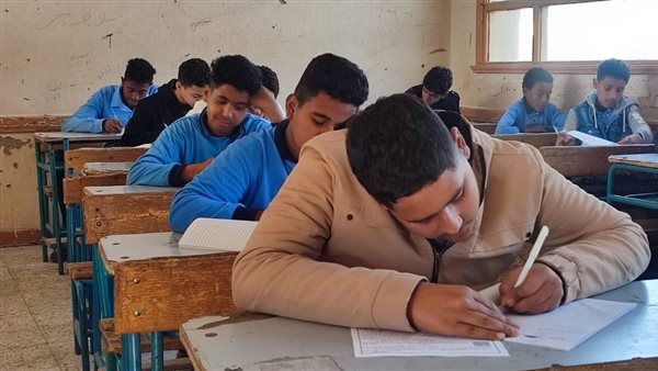 المدارس تشدد على طلاب الشهادة الإعدادية بسرعة توقيع استمارة التقدم لامتحانات الترم الثاني المدارس تشدد على طلاب الشهادة الإعدادية بسرعة توقيع استمارة التقدم لامتحانات الترم الثاني
