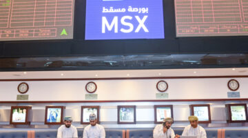 المستثمرون ببورصة مسقط يسعَوْن لاقتناص الفرص بعد تراجع أسعار الأسهم