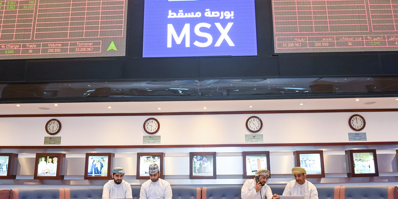 المستثمرون ببورصة مسقط يسعَوْن لاقتناص الفرص بعد تراجع أسعار الأسهم المستثمرون ببورصة مسقط يسعَوْن لاقتناص الفرص بعد تراجع أسعار الأسهم