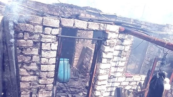 المكان اتفحم.. السيطرة على حريق 5 منازل من الطوب الأبيض بسوهاج | بث مباشر المكان اتفحم.. السيطرة على حريق 5 منازل من الطوب الأبيض بسوهاج | بث مباشر