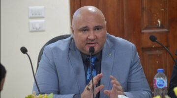 النيابات والمحاكم تفصل رئيس لجنة نقابية سابق وتحذر من التعامل معه