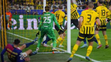 الهاتريك في برشلونة يمنح نجم دورتموند جائزة أوروبية