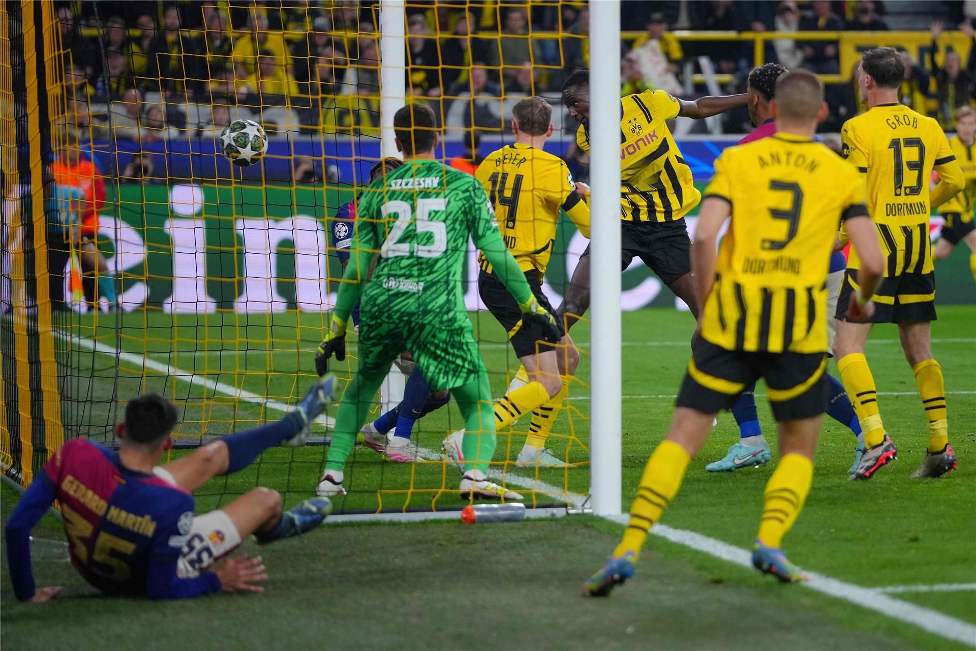 الهاتريك في برشلونة يمنح نجم دورتموند جائزة أوروبية الهاتريك في برشلونة يمنح نجم دورتموند جائزة أوروبية