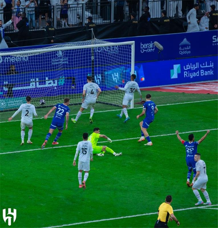 الهلال يتعادل مع الشباب في مباراة مثيرة ويمنح الاتحاد فرصة الابتعاد بصدارة الدوري السعودي الهلال يتعادل مع الشباب في مباراة مثيرة ويمنح الاتحاد فرصة الابتعاد بصدارة الدوري السعودي