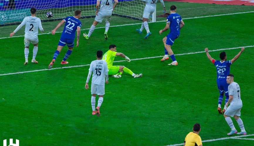الهلال يتعثر أمام الشباب في الدوري السعودي الهلال يتعثر أمام الشباب في الدوري السعودي