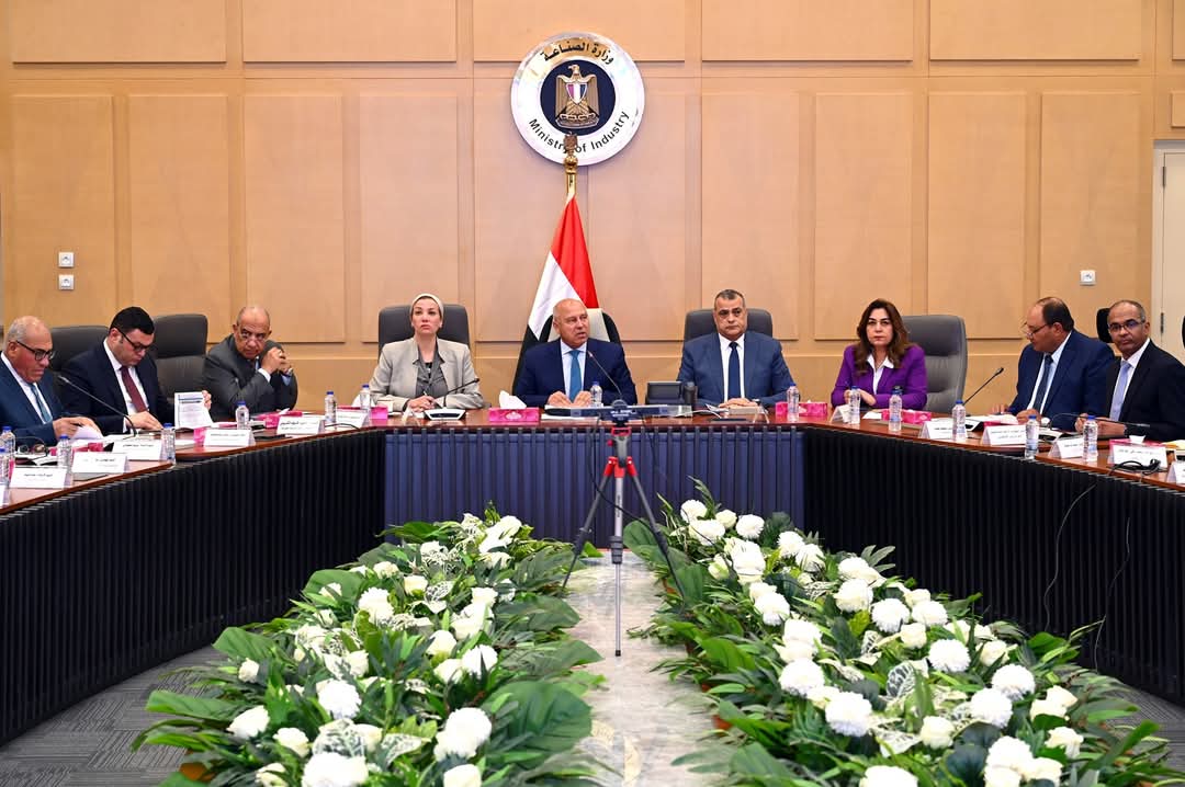 الوزير: استثمارات جديدة لاستغلال الباجاس بتصنيع الورق والأخشاب والفايبر الوزير: استثمارات جديدة لاستغلال الباجاس بتصنيع الورق والأخشاب والفايبر