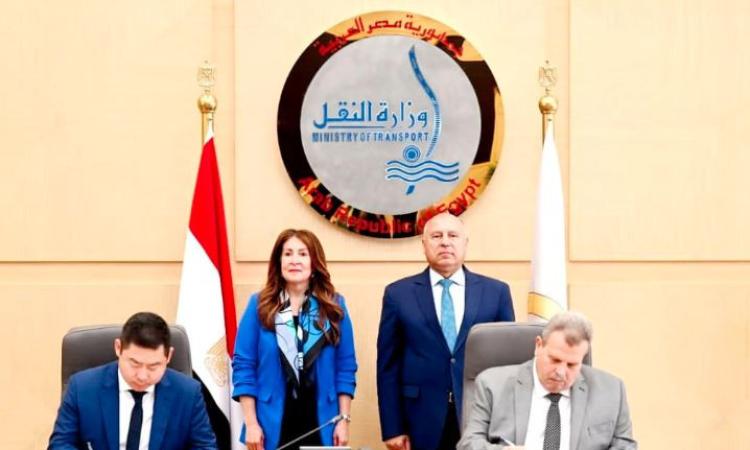 الوزير وسفيرة أمريكا يشهدان توقيع 3 عقود لتحديث 100 جرار