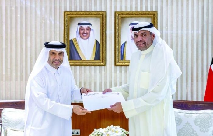 اليحيا تسلم رسالتين من نظيريه القطري والنيبالي اليحيا تسلم رسالتين من نظيريه القطري والنيبالي