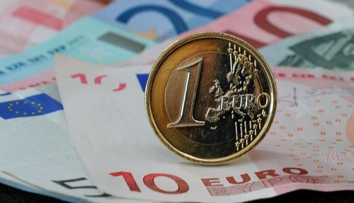 اليورو يتراجع وسط اضطرابات سياسية في ألمانيا وترقّب لقرار الفيدرالي الأميركي