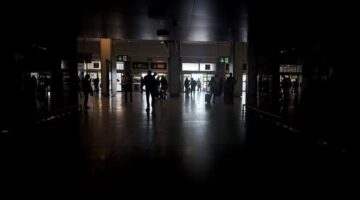انقطاع غامض للكهرباء يشل أوروبا.. من يقف وراء الأزمة؟