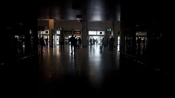 انقطاع غامض للكهرباء يشل أوروبا.. من يقف وراء الأزمة؟ انقطاع غامض للكهرباء يشل أوروبا.. من يقف وراء الأزمة؟
