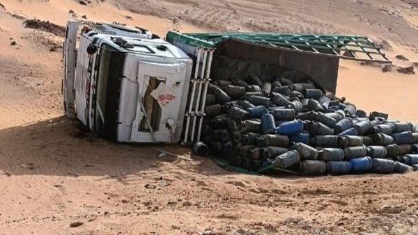انقلاب سيارة أنابيب بطريق «الخارجة – الداخلة» بالوادي الجديد.. والعناية الإلهية تنقذ السائق انقلاب سيارة أنابيب بطريق «الخارجة – الداخلة» بالوادي الجديد.. والعناية الإلهية تنقذ السائق