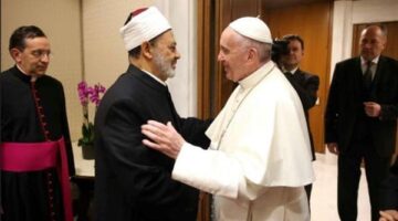 بأربع لغات.. شيخ الأزهر ينعى البابا فرنسيس: كان رمزا إنسانيا محبا للمسلمين